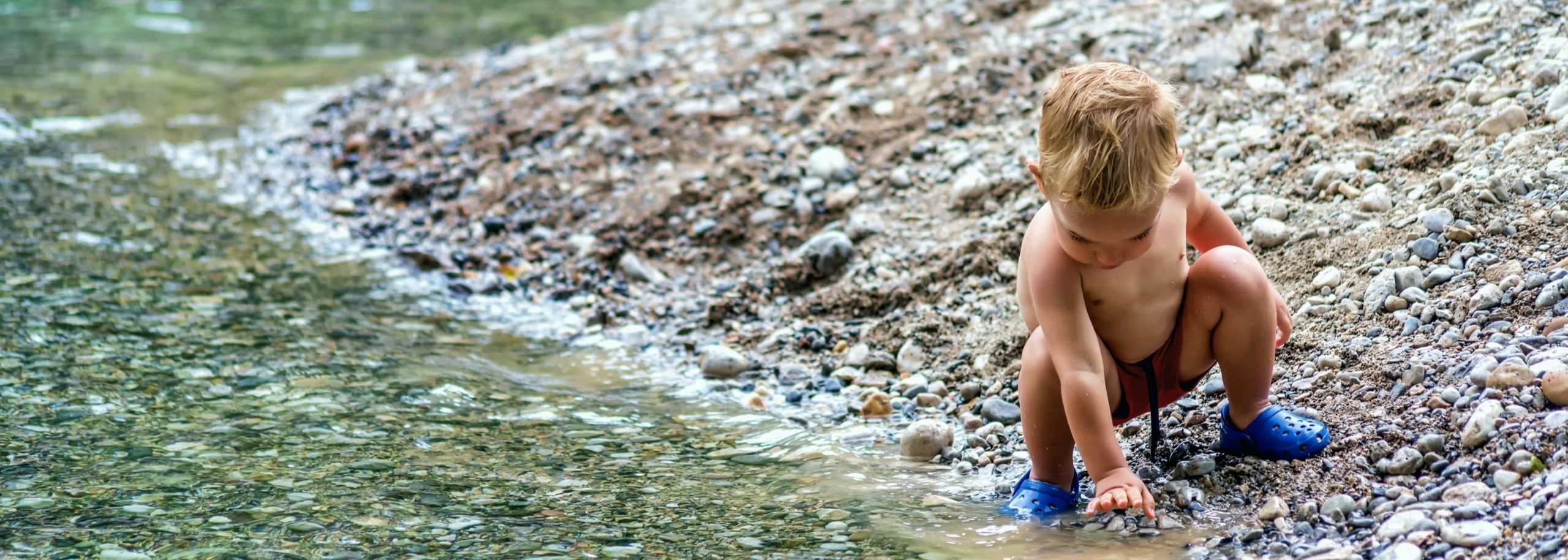 Kind am Flussufer