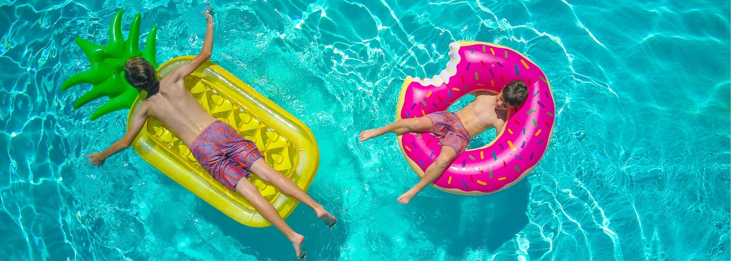 Inflatable tubes in the pool
